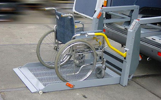 Dvižna ploščad za invalide