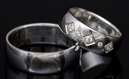 Poročni prstan iz belega zlata