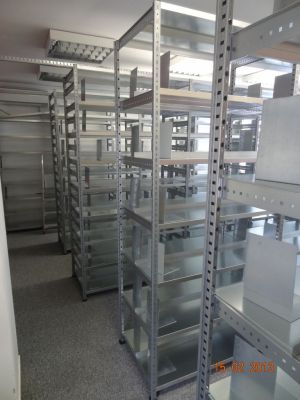 skladiščni kovinski regal