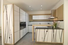 Moderne bele kuhinje – moderna eleganca