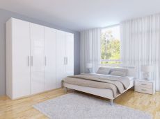 Moderna bela spalnica in izbira luči